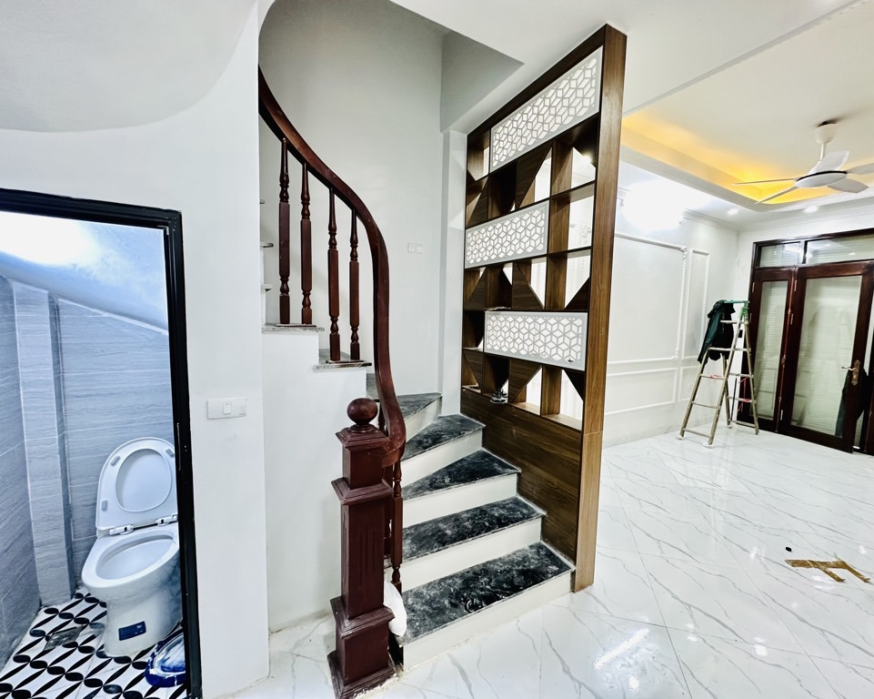 NHÀ MỚI Ở LUÔN – CỔ NHUẾ (NAY LÀ PHƯỜNG ĐÔNG NGẠC) – NGÕ SH QUAY ĐẦU- GẦN Ô TÔ TRÁNH.